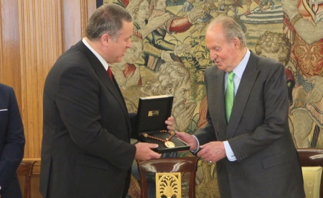 Su Majestad el Rey recibe de manos del alcalde de La Unión la Medalla de Oro conmemorativas del 150 aniversario de la constitución del municipio